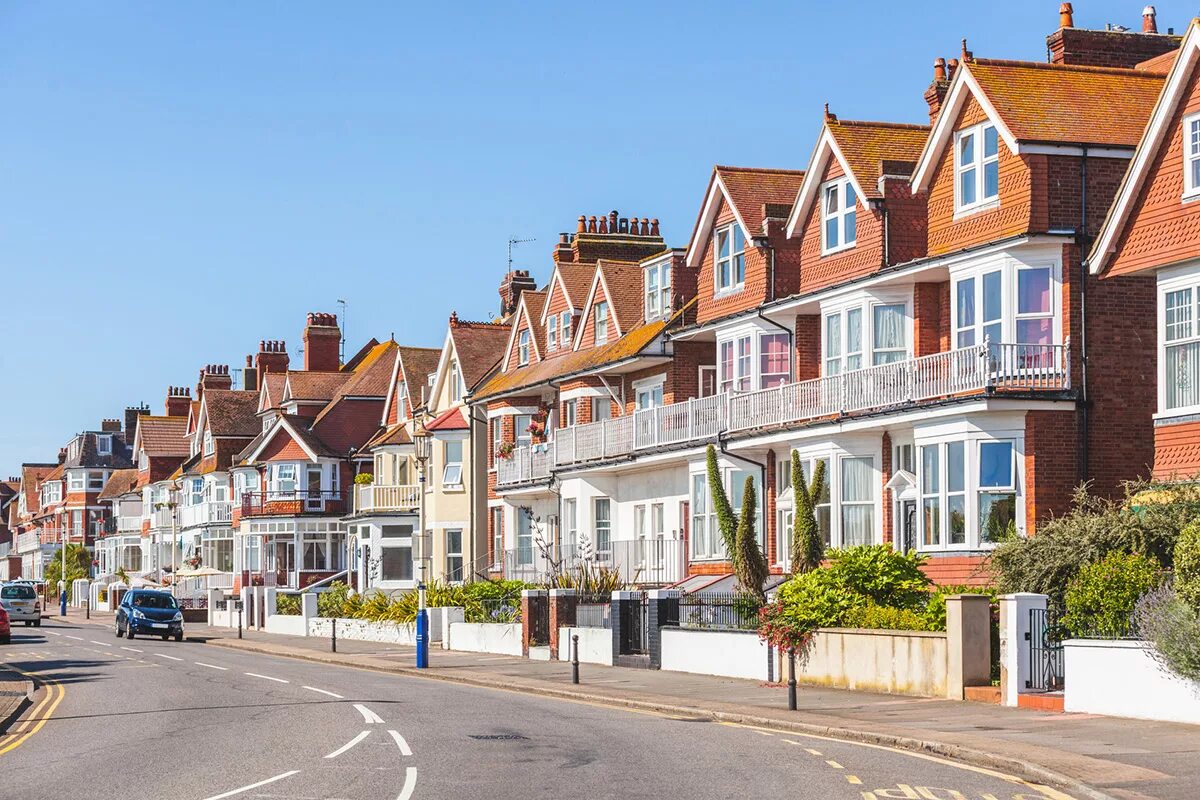 Типичная улица Англии. Недвижимость в Великобритании. British terraced House. Terraced House красные. Housing in uk