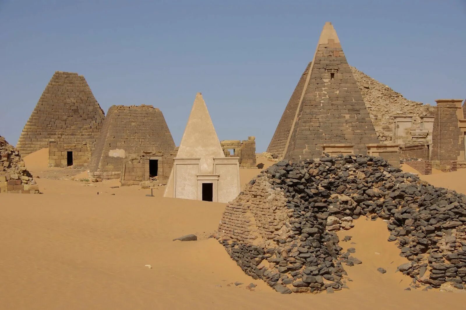 Нубийские пирамиды в Судане. Мероэ Судан. Пирамиды Мероэ. Нубийские пирамиды Мероэ.