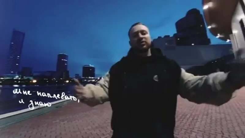Леша свик стрижка. Кто такой пако. Леша свик paco rabanne. Песня про лешу. Актриса клипа пако рабан свик.