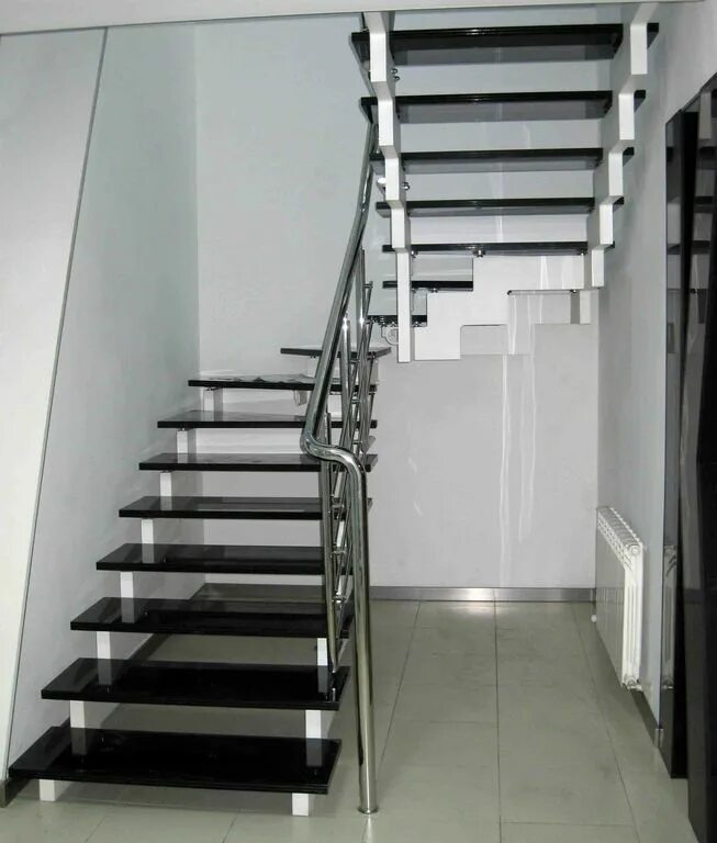 Металлическая лестница. Лестница на металлическом каркасе. Лестница металлокаркас. Железная лестница.
