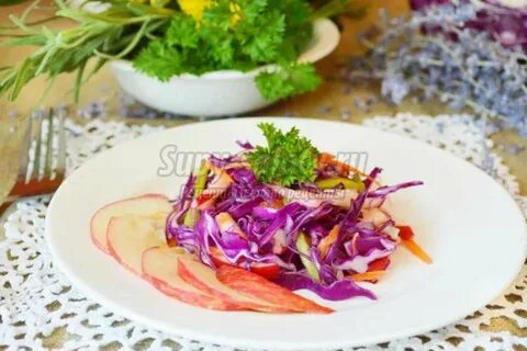 Салат из краснокочанной капусты с яблоком