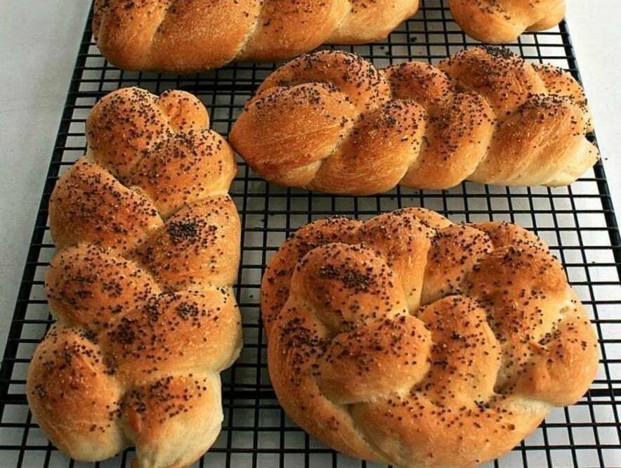 Как сделать тесто для булочек с дрожжами. Булочки из дрожжевого теста. красивые дрожжевые булочки. формы дрожжевых булочек. формы булочек для выпечки.