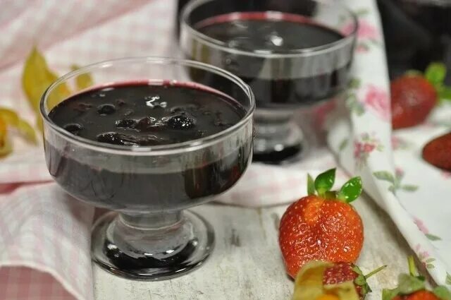компот из чёрной смородины в мультиварке 🥤. Jam клубнично земляничный джем. компот из замороженных ягод. клубничное варенье с целыми ягодами. клубничное варенье.