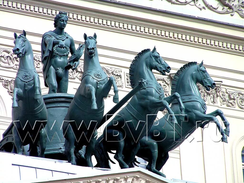 москва. памятник квадрига аполлона в москве. колесница на здании большого театра. статуя аполлона на большом театре. клодт «квадрига аполлона».