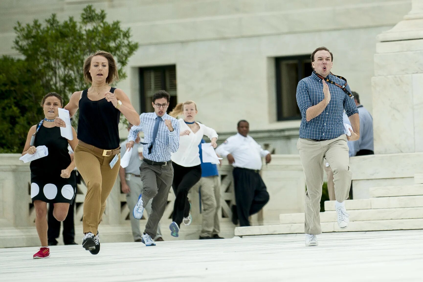 Выбежишь. Стрикер. Выбежишь как пишется. Выбежишь. Девочка бежит.