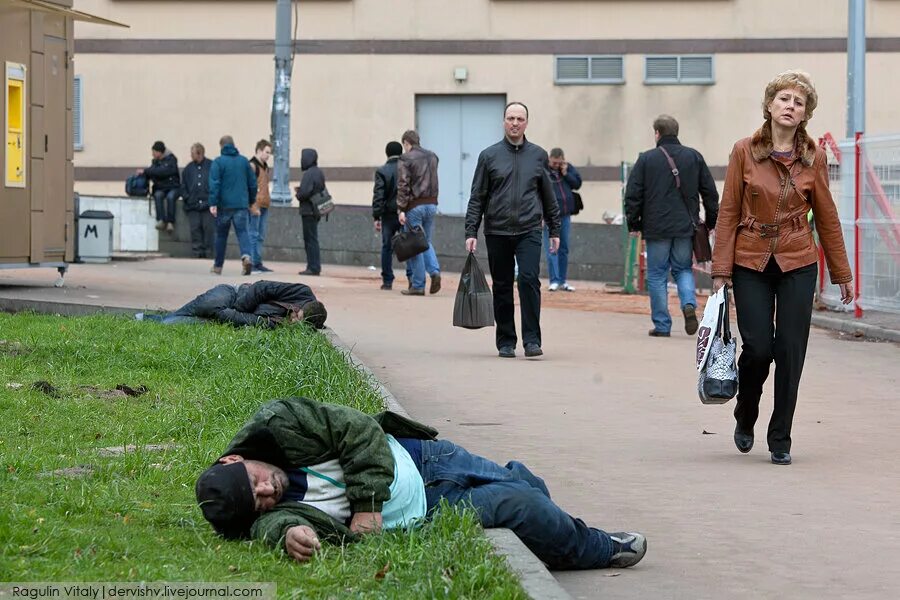 Америка люди на улице. Женщины на улице обычные. Прохожие люди на улице. Прохожим оказалась. Фото прохожих.