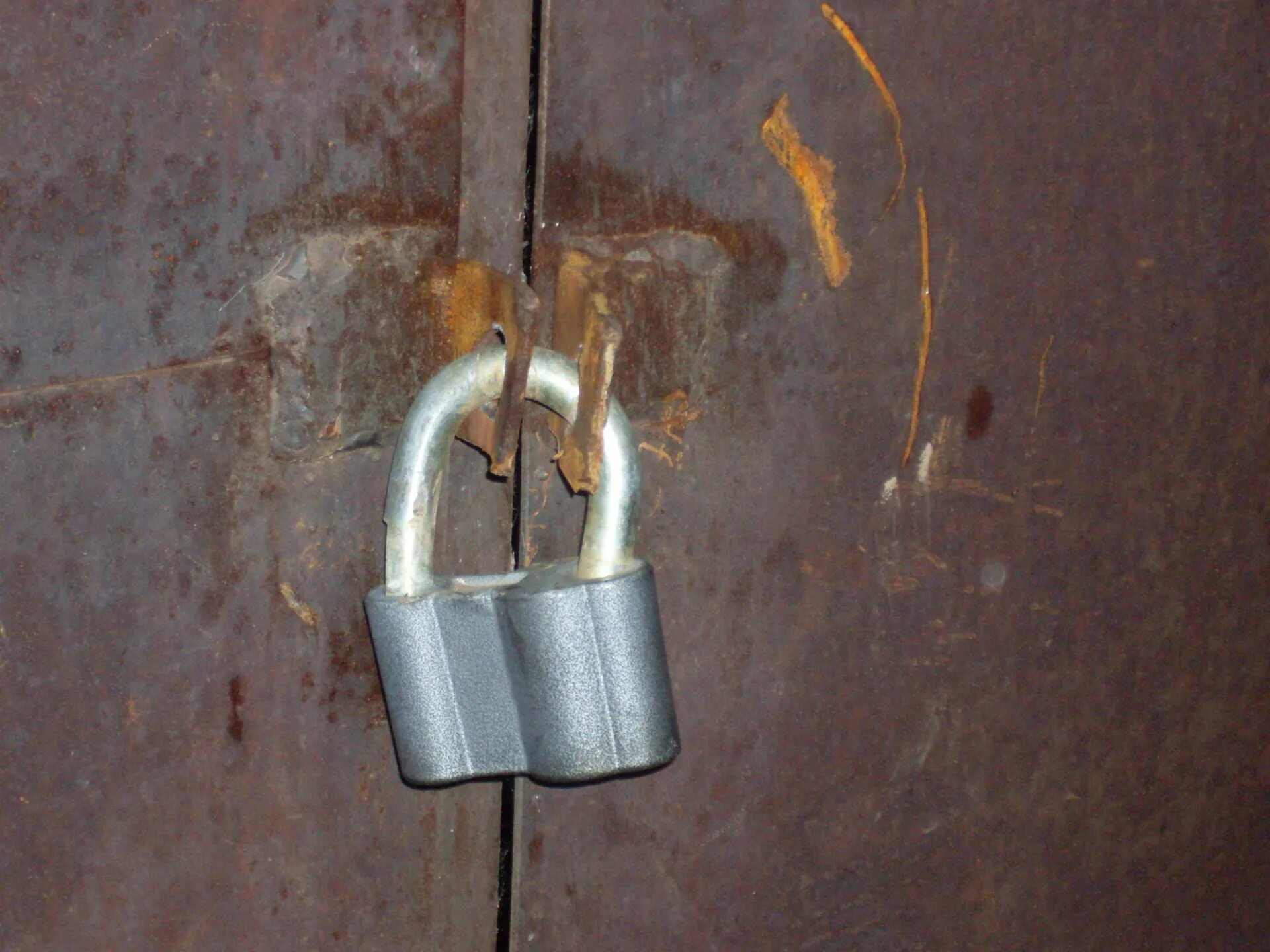 Сломался навесной замок. Замок навесной гаражный. Слом замков. Взломанная дверь. Навесной замок криминалистика.