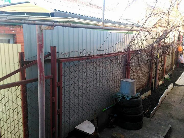 Можно ли поставить забор между соседями. Забор с соседями. Забор между соседями. Забор рядом с соседским. Забор на участке ИЖС.