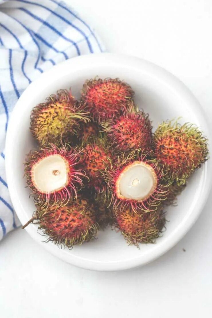 рамбутан фрукт. рамбутан плод. рангутан фрукт. рангутан фрукт. тайские фрукты рамбутан.