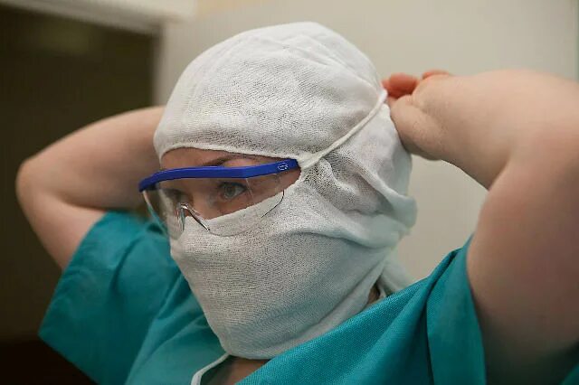 Травматолог. Хирург повязка. Переломы нижних конечностей. Гипсование в травматологии. Операционная марлевая маска.