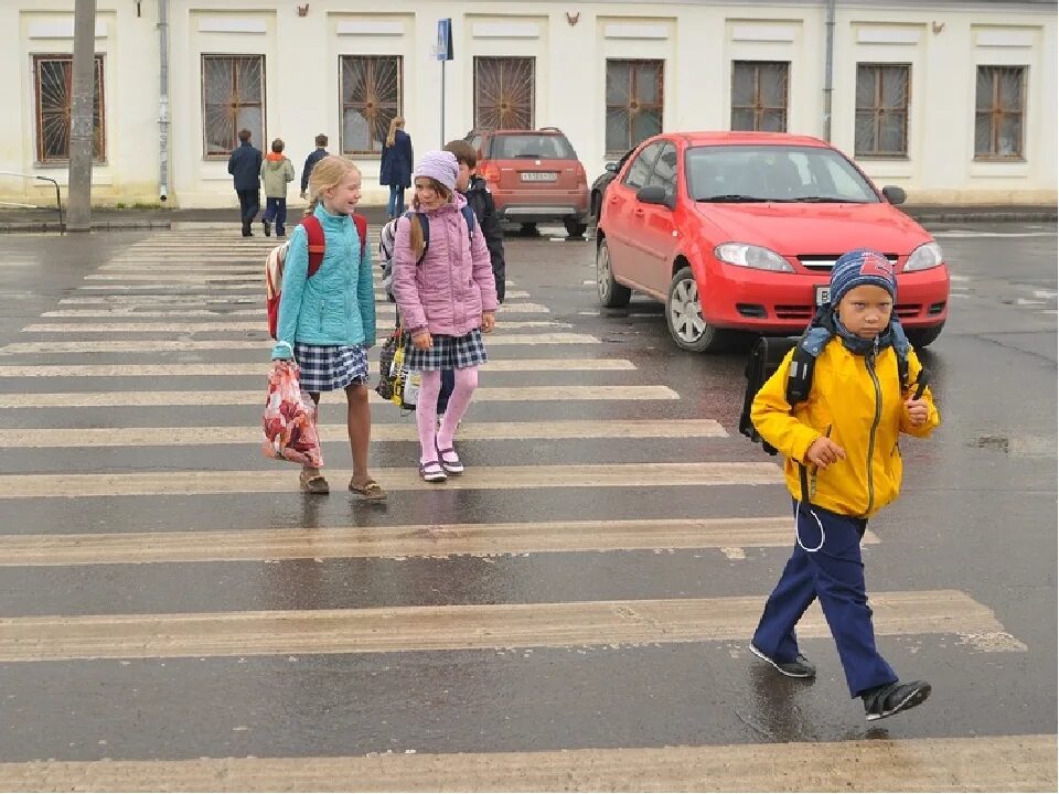 Пешеход отзывы. Школьники на дороге. дети улицы. пешеходы на улице. улица города для детей.