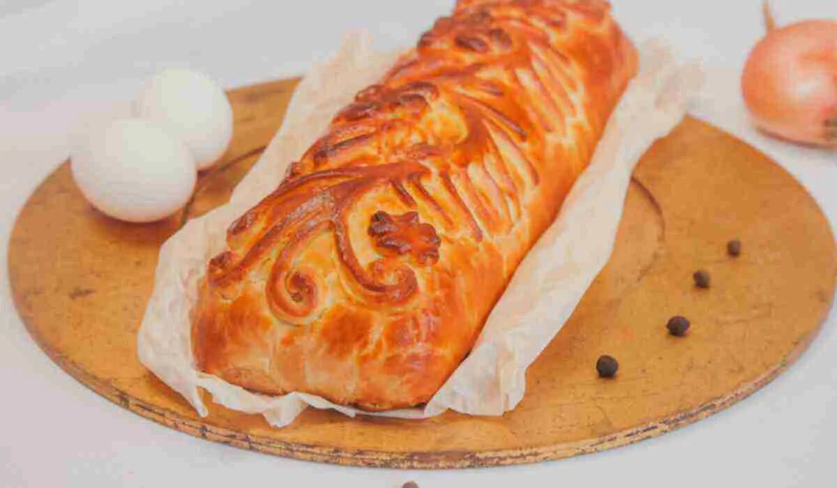 Собака кулебяка. Классическая кулебяка с рыбой. Албанец кулебяка. Монастырская постная рыбная кулебяка "крокодильчик". Классическая кулебяка с рыбой.