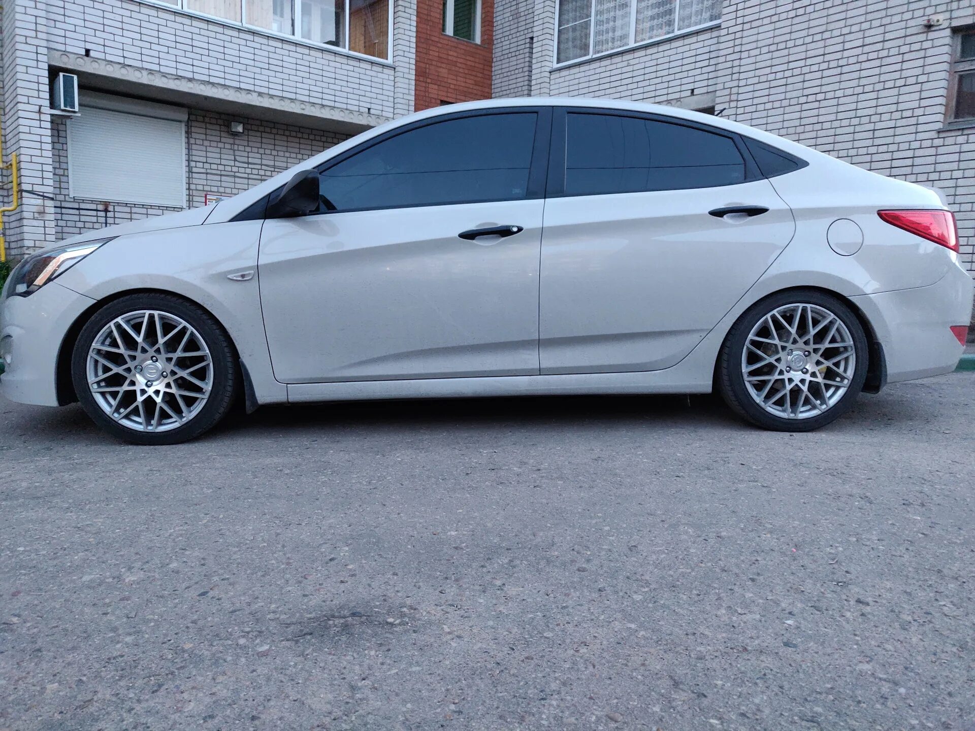 Hyundai solaris 1 r17. Hyundai solaris r19. Черный хендай солярис на 17 дисках. Hyundai solaris 17. Солярис на 17 дисках.