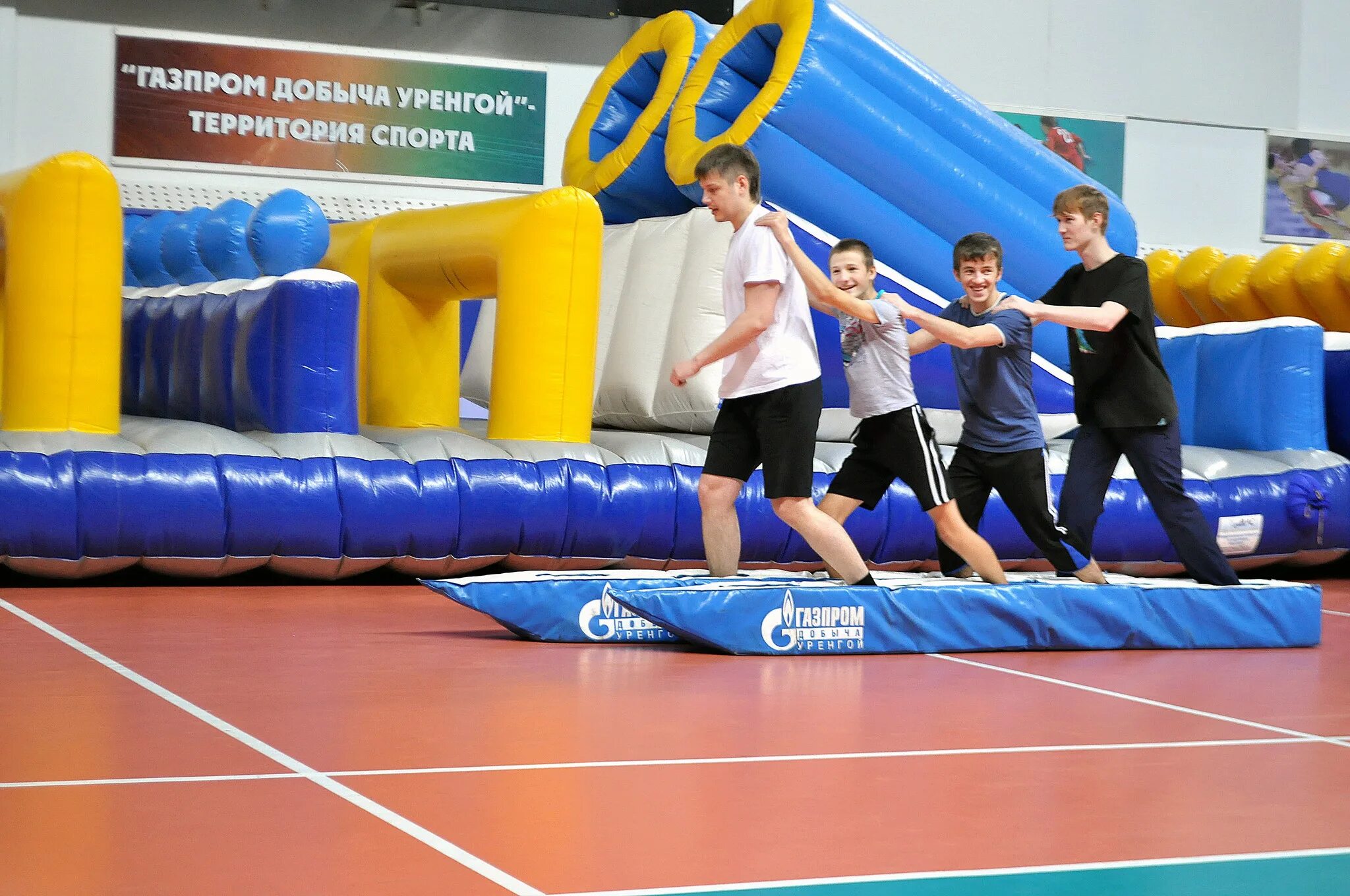 Уренгой спорт. Газпром добыча Уренгой территория спорта. КСЦ Газодобытчик новый Уренгой. Газпром спорт. Спорт в новом Уренгое.