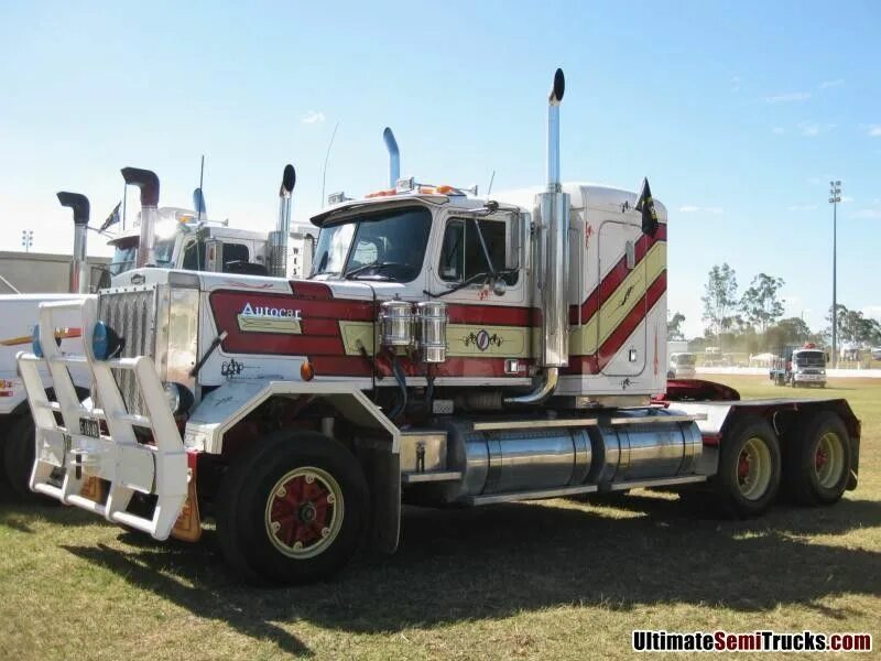 Грузовик таран. Тягач с тараном. Грузовик Road Train 2010. Американский грузовик таранит машины. 1998 Volvo Autocar t/седельный тягач.