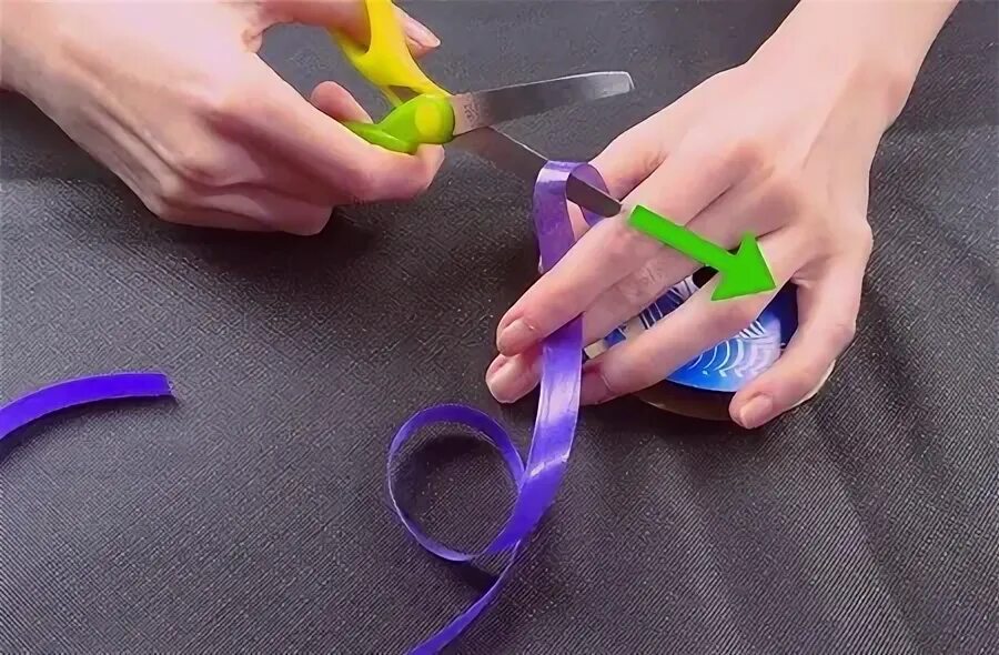 Завить ленту ножницами. Лента закрученная ножницами. Атласные ленты со спиральками. Завить ленту ножницами. Как закрутить ленточку.