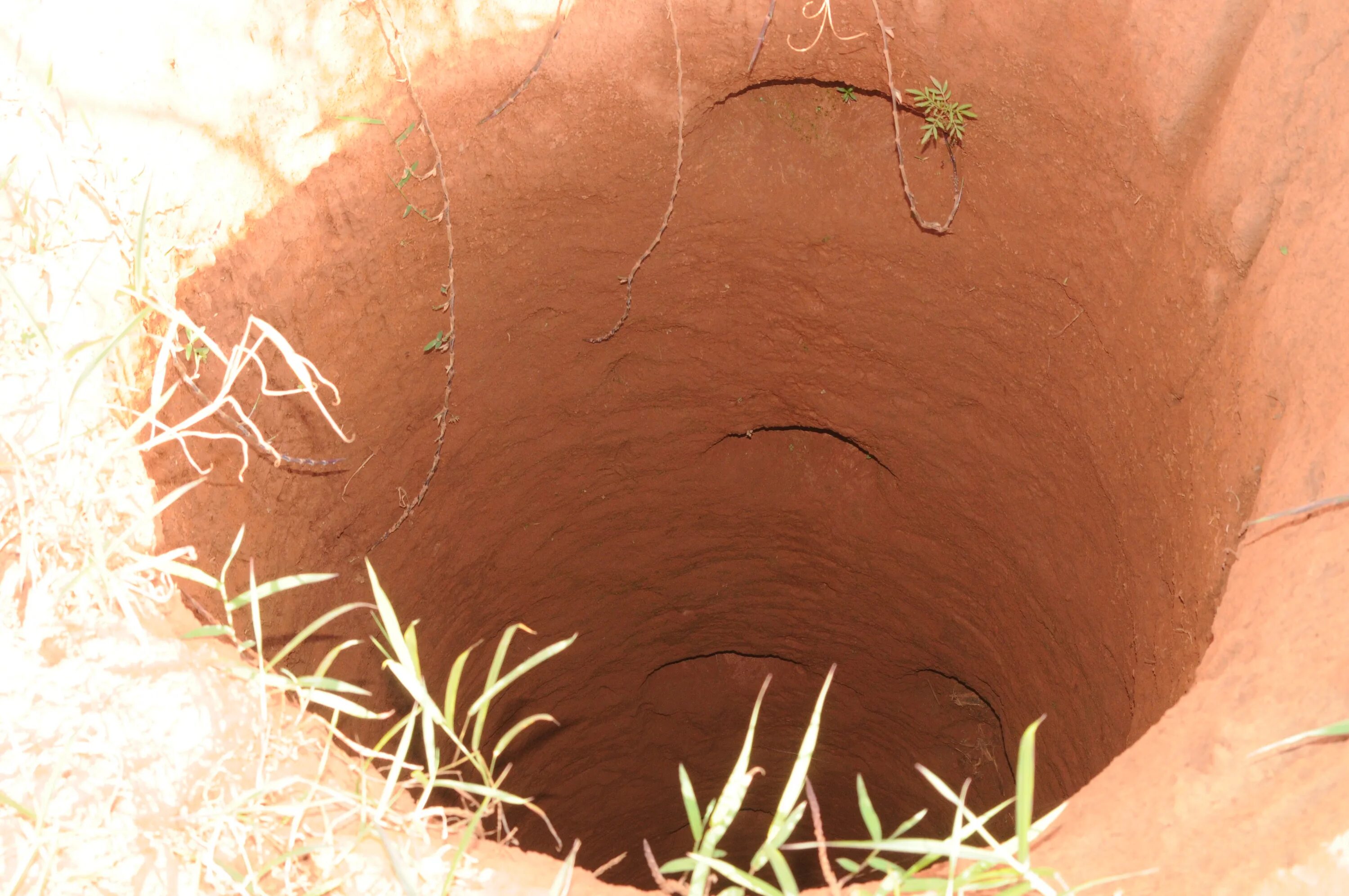 Digging holes. Pit latrine. On a hole. Pit картинка для детей.