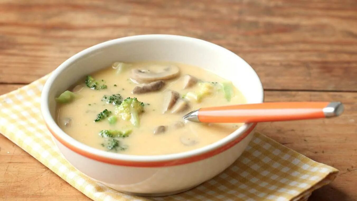 Суп пюре грибной с сыром. Сырный суп с шампиньонами и брокколи. грибной суп с брокколи. сырный суп с брокколи и грибами. грибной суп с плавленым сыром.