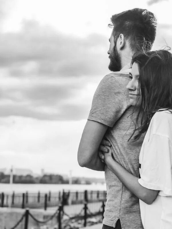 Объятия влюбленных. Не выпущу из объятий. Женщина вырывается из объятий мужчины. Выпускать из объятий. Парень обнимает девушку.