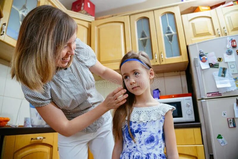 Спалила сыном с дочкой. Мама делает дочери прическу. Мама делает укладку дочери. Мама и дочь делают. Мать делает из сына дочь.