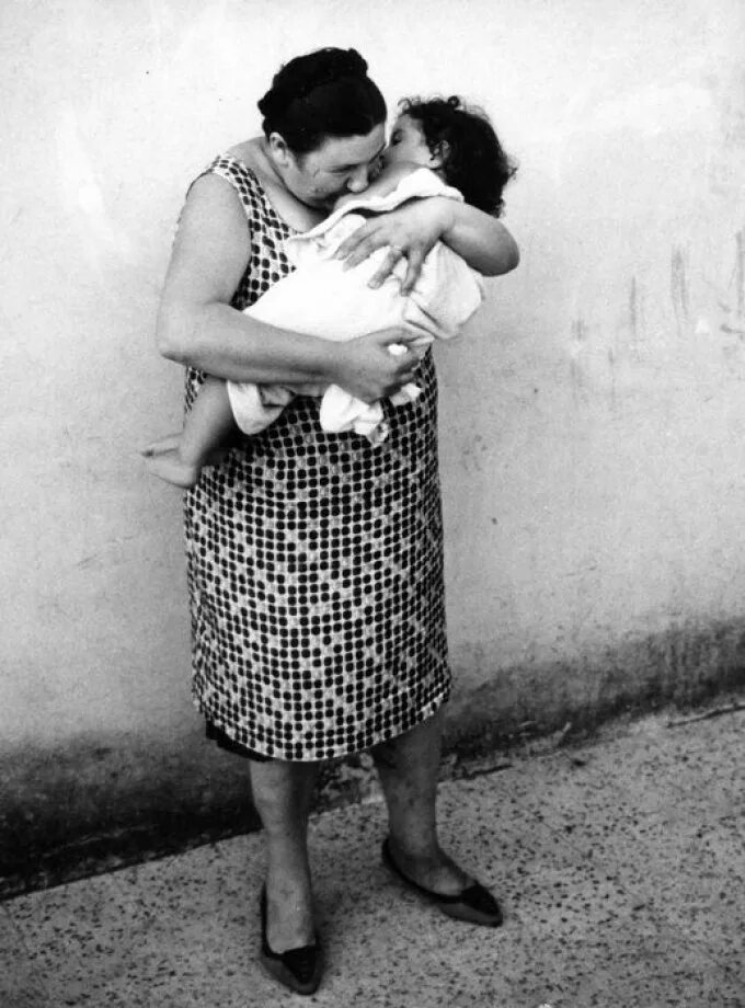 Мамаша 50 видео. Фотограф Кен Хейман. Материнская любовь фото. Мама трогательное фото. Материнство 50 годы.