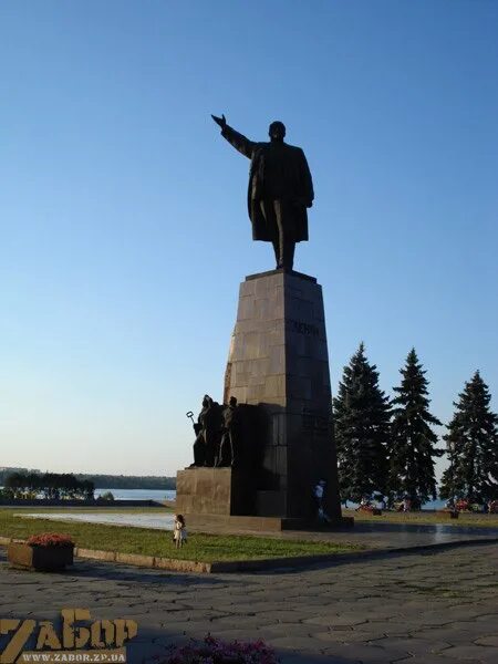 Запорожье ленина. Памятник ленину в запорожье. Ленин в запорожье. Днепрогэс памятник ленину. Запорожье памятник ленину днепрогэс.