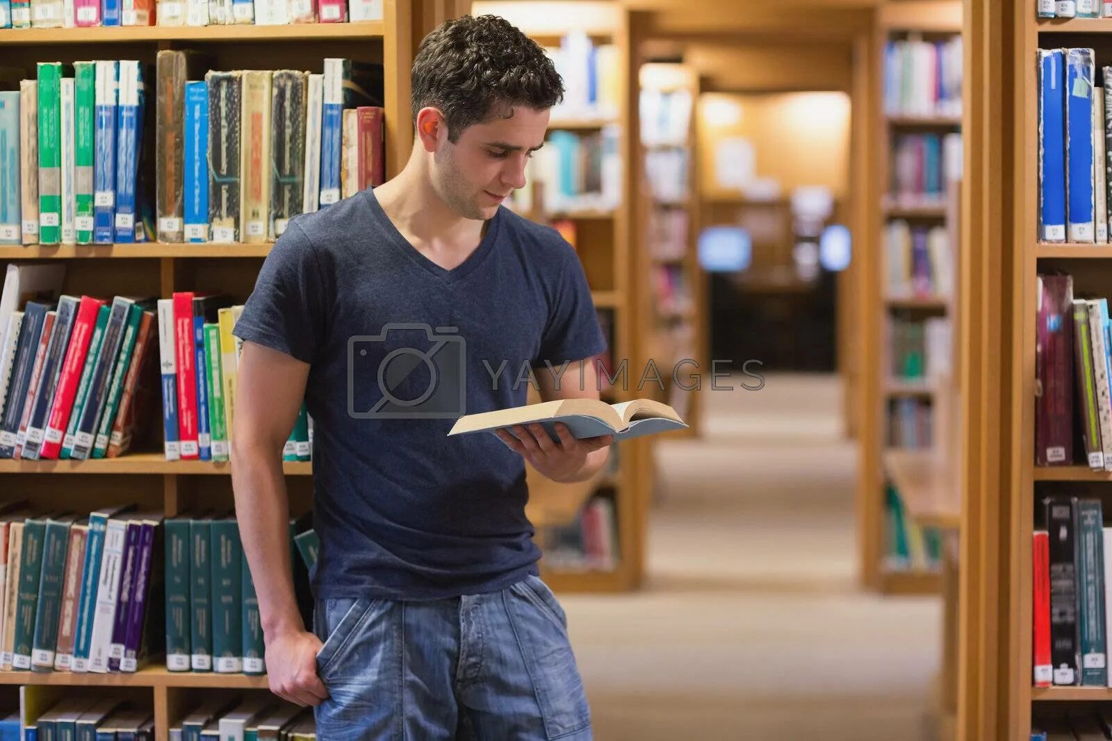 Читая учебники ребята. Мужчина с книгой в руках. Человек держит книгу. Парень с книгой в руках. Человек держит книгу в руках.