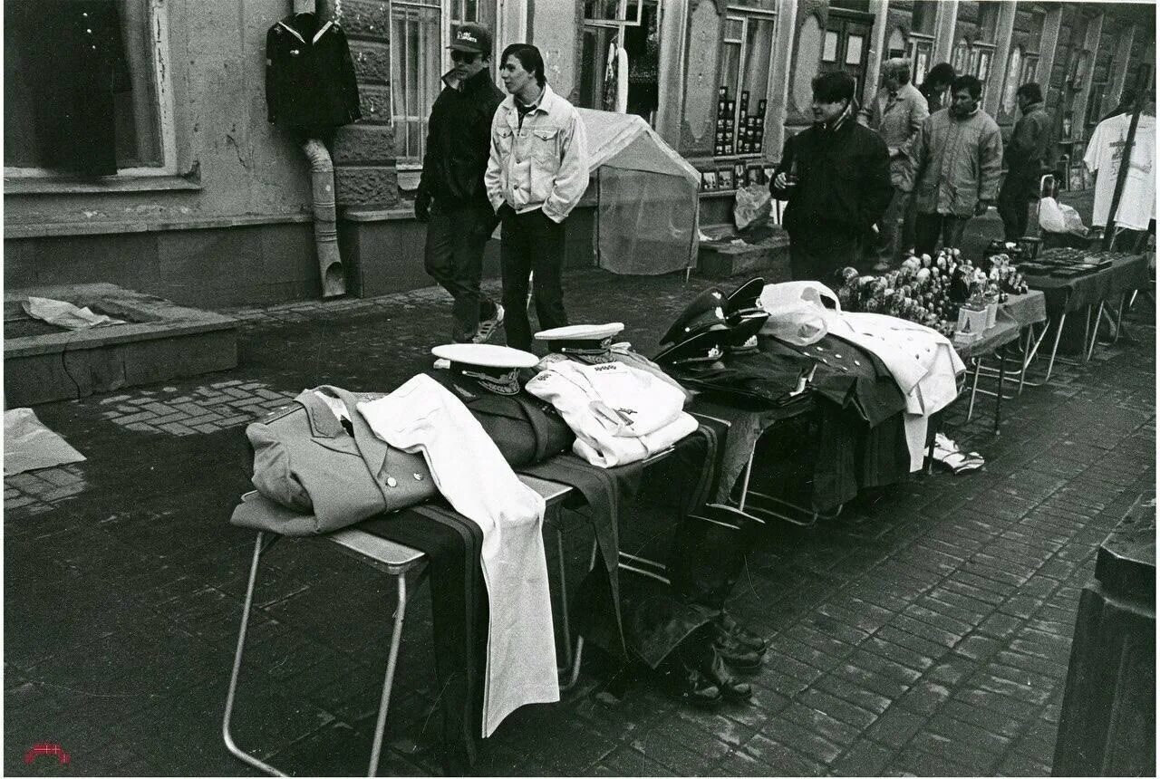 В 1992 году был создан. Москва 1992. москва 1992 год. арбат 1992 год фото. россия 1992 год.