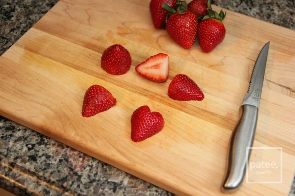 Как красиво нарезать клубнику. Клубника нарезанная. красиво порезать клубнику. клубника в виде сердечка. как нарезать клубнику сердечками.