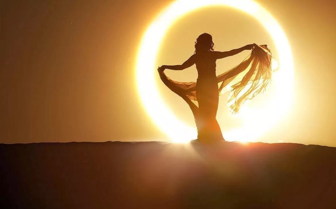 Женщина в потоке энергии. Солнце и человек. Внутренне сильная женщина. Легкость женщины. Внутренний свет.