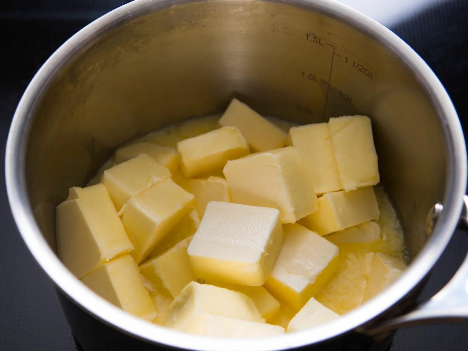 How butter do you. В кастрюле растопить сливочное масло. что можно сделать с топленым сыром. amateur butter.