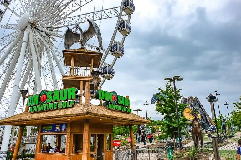 Tourist area. Niagara Falls Dinosaurs.