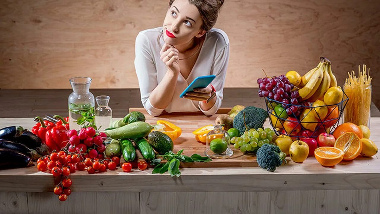 Чтобы долго жить нужно. Здоровое питание девушка. Еда на женщине. Фотосессия с овощами и фруктами. Женщина ест овощи и фрукты.