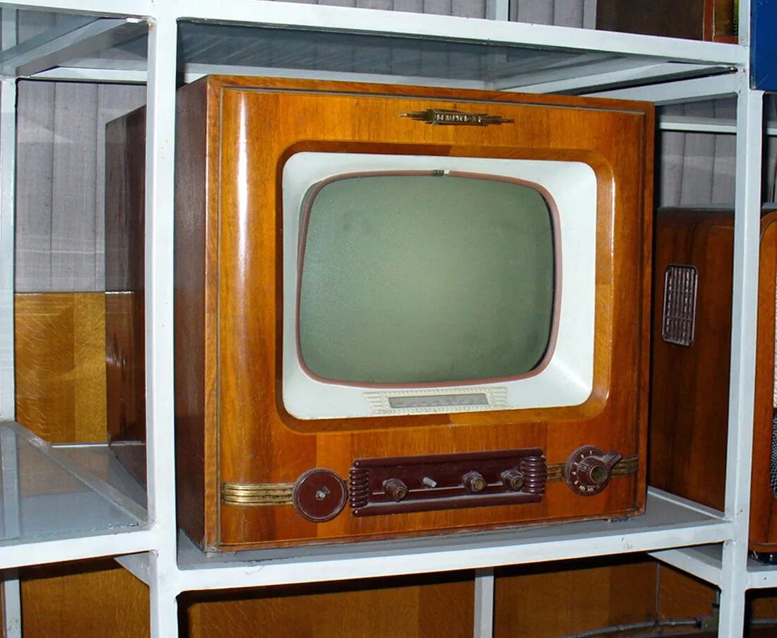 Телевизор рб. Телерадиола кристалл 104. Ламповая телерадиола беларусь 110. Телерадиола беларусь 5. Телевизор беларусь 5.