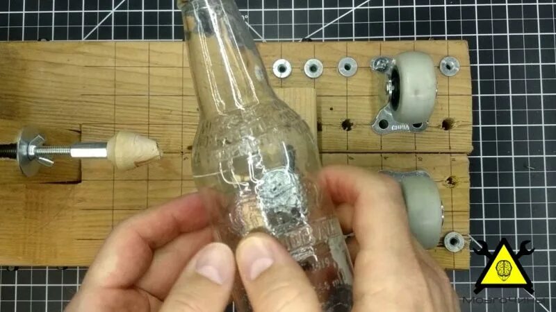 Приспособление для резки стеклянных бутылок. Бутылкорез для стеклянных бутылок. Резак для бутылок из стекла. Бутылкорез для стеклянных бутылок. Станок для резки стеклянных бутылок.