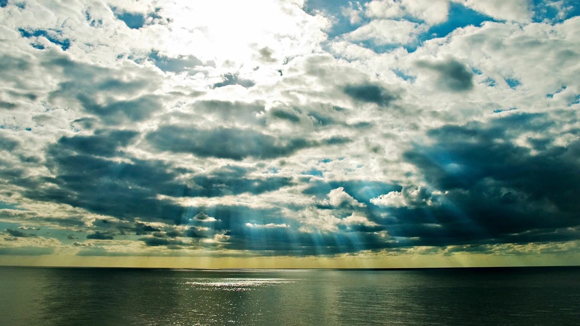 Облака бегут над морем значение. Море облаков. Море и небо. Небо море облака. Облака над морем.