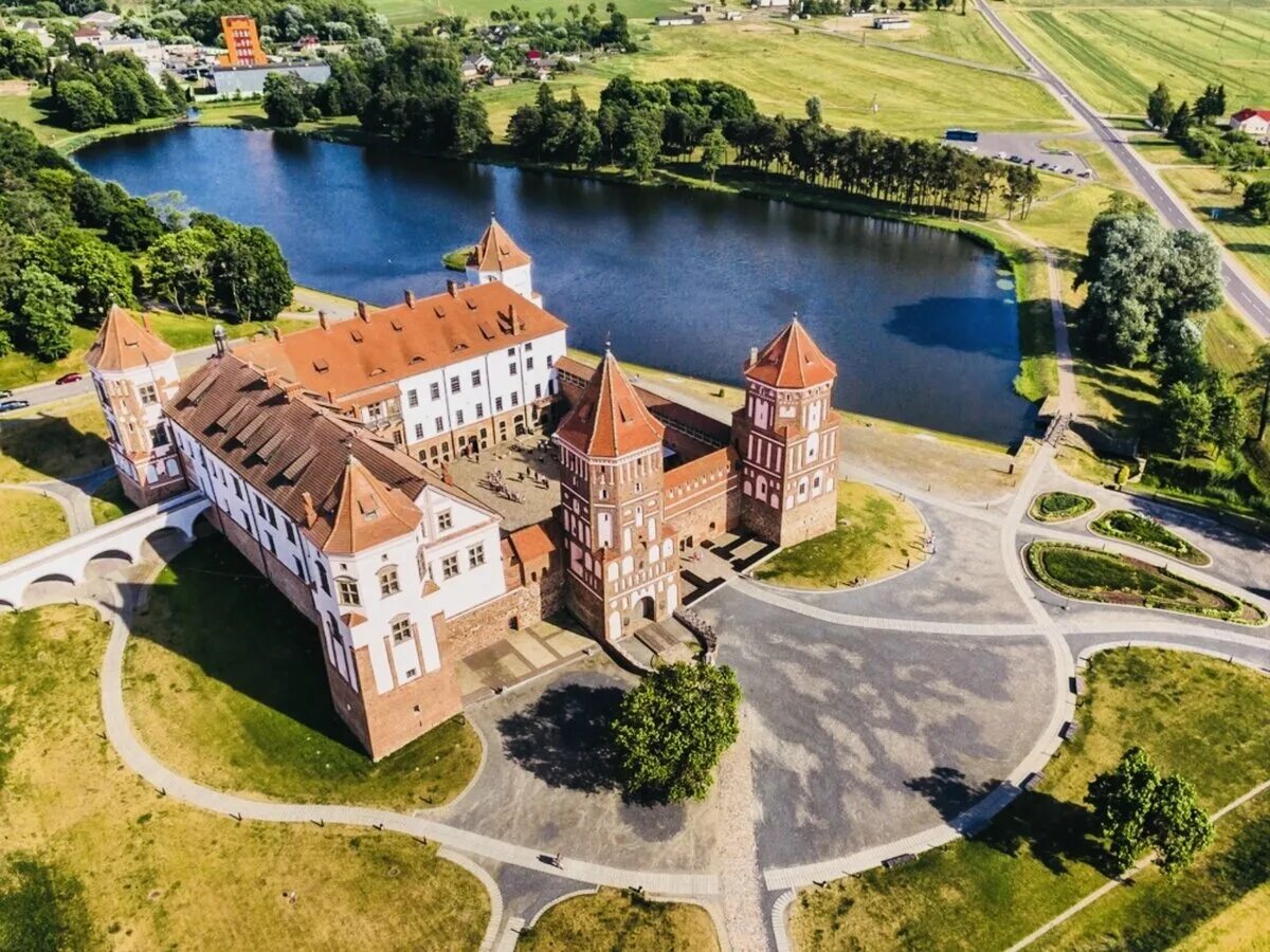 Замки белоруссии мирский замок. Мирский замково-парковый комплекс. Мирский замок (мир, гродненская область). Мирский замково-парковый комплекс. Белоруссия русские крепости.