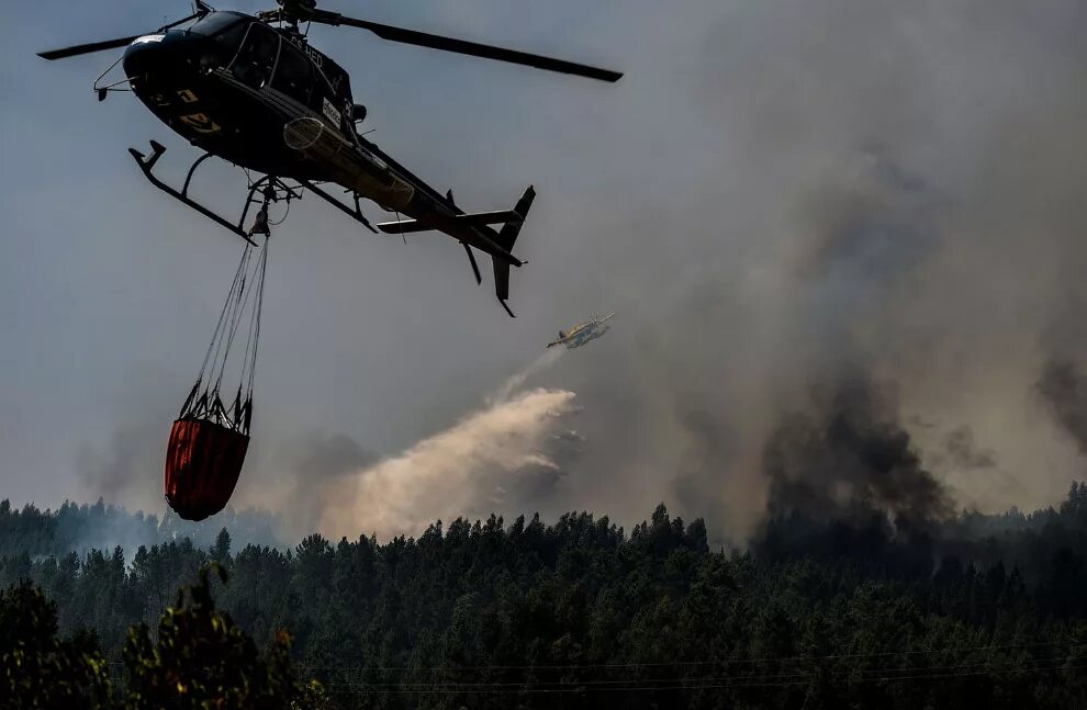 Тушение пожаров с помощью вертолетов впр. Вертолет "пожарный". Борьба с лесными пожарами. Тушение лесных пожаров. Пожар вертолет.