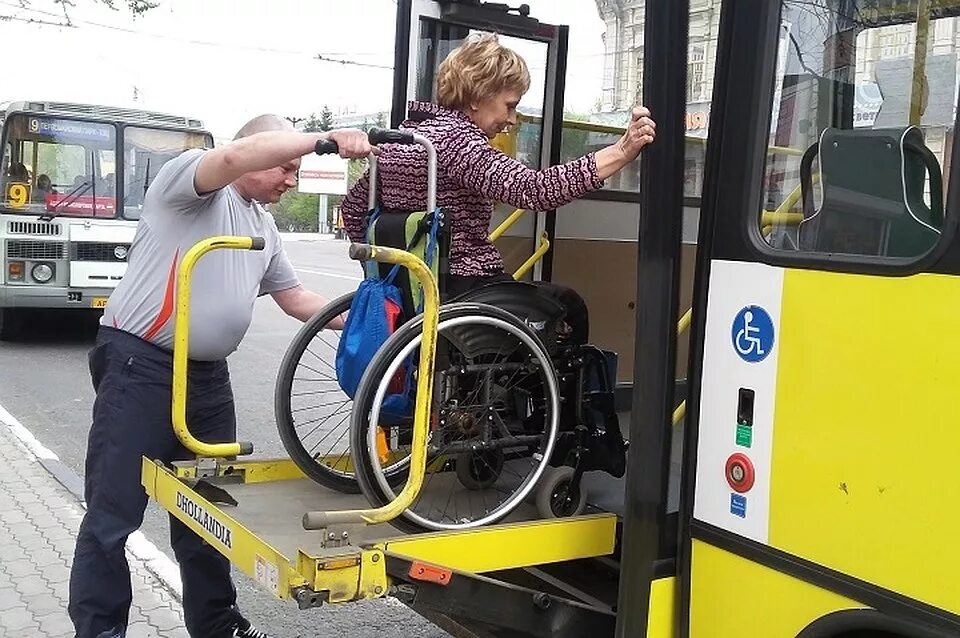 Обслуживание маломобильных пассажиров свой дом. Автобусы для маломобильных групп населения. Автобус с подъемником для инвалидов. Приспособления в автобусе для инвалидов. Низкопольные автобусы для инвалидов.