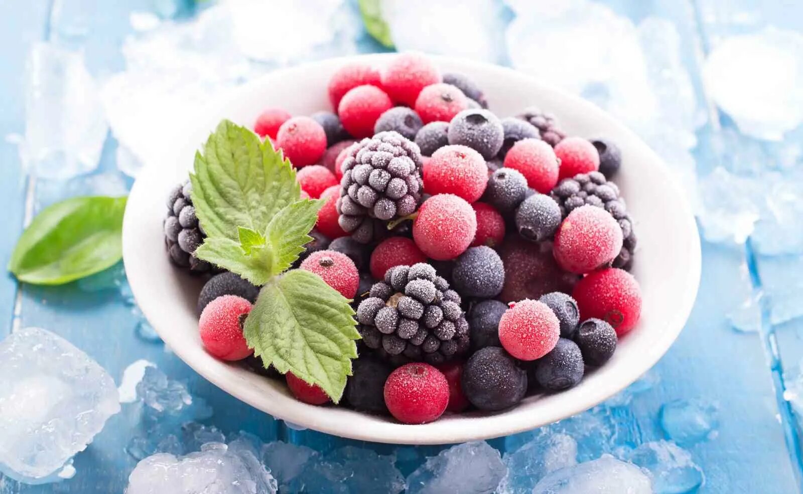 Freezing fruits. Замороженные фрукты и ягоды. Мороженные ягоды. Замороженные овощи и фрукты. Фруктовые замороженные ягоды.