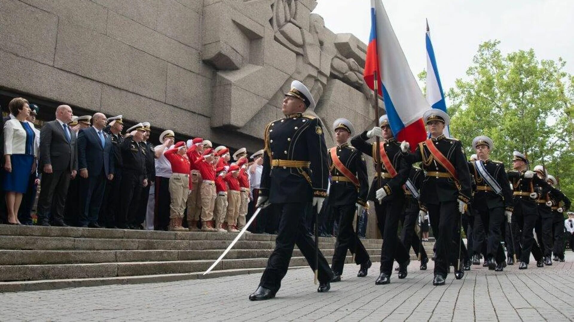 Новости севастополя 2023. День России Севастополь. Севастополь мемориал героической обороны Севастополя 1941 1942 гг. С праздником севастопольцы. День России Севастополь 2023.