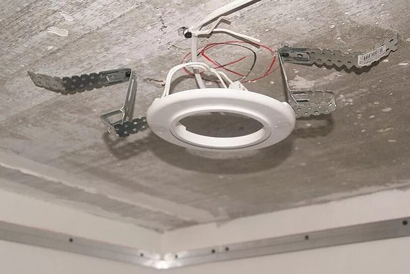 Установка люстры под натяжной потолок