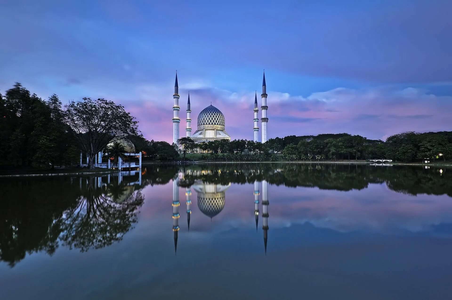Шах Алам Малайзия. Селангор Малайзия. Мечеть Султана Ахмад шаха Малайзия.