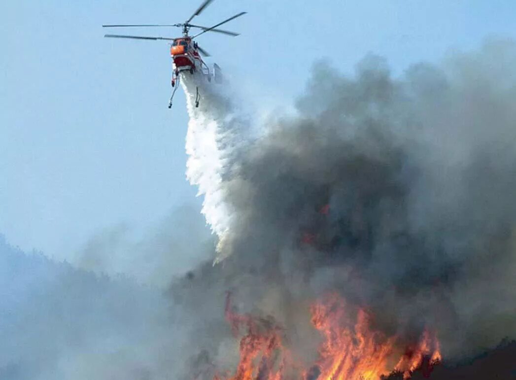 Тушение пожаров с помощью вертолетов впр. Пожарный вертолет ми-8. Ми 26 пожарный вертолет. Вертолет ми 26 пожарный тушит. Тушение лесного пожара с вертолета МЧС.
