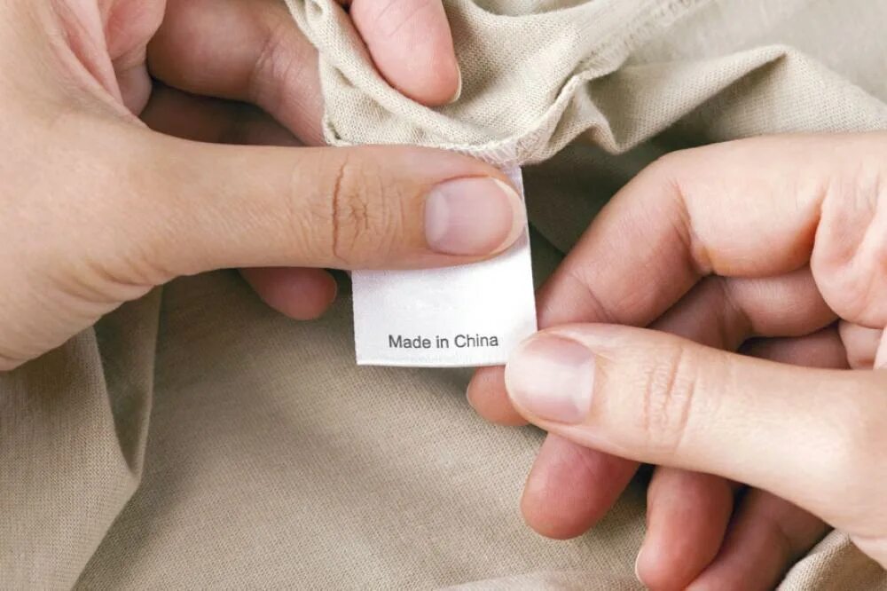 Made in each. Бирка made in china. ярлычок made in china. бирка на одежде made in china. этикетка на одежде made in china.