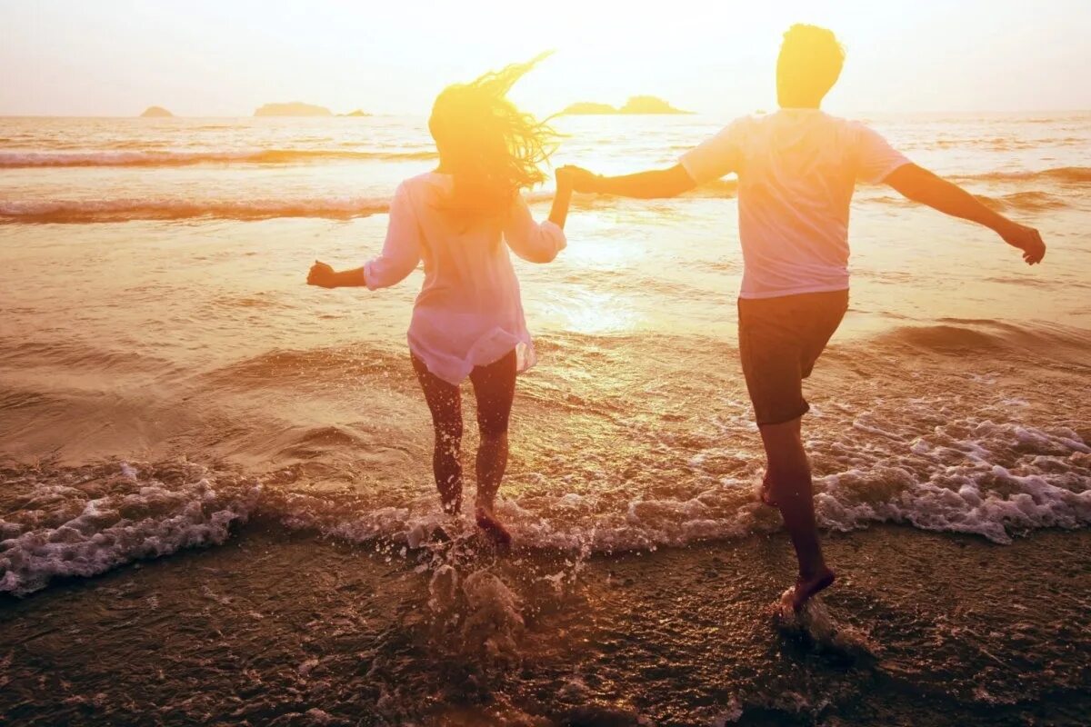 Пара радуется. Влюбленные на море. Счастливая девушка. Влюбленная пара на море. Солнце пляж.