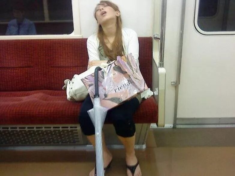 Девушка уснула в метро. Спящие девушки в метро. Спящие женщины в метро. Спящие девушки в метро. Спящие девушки в метро.