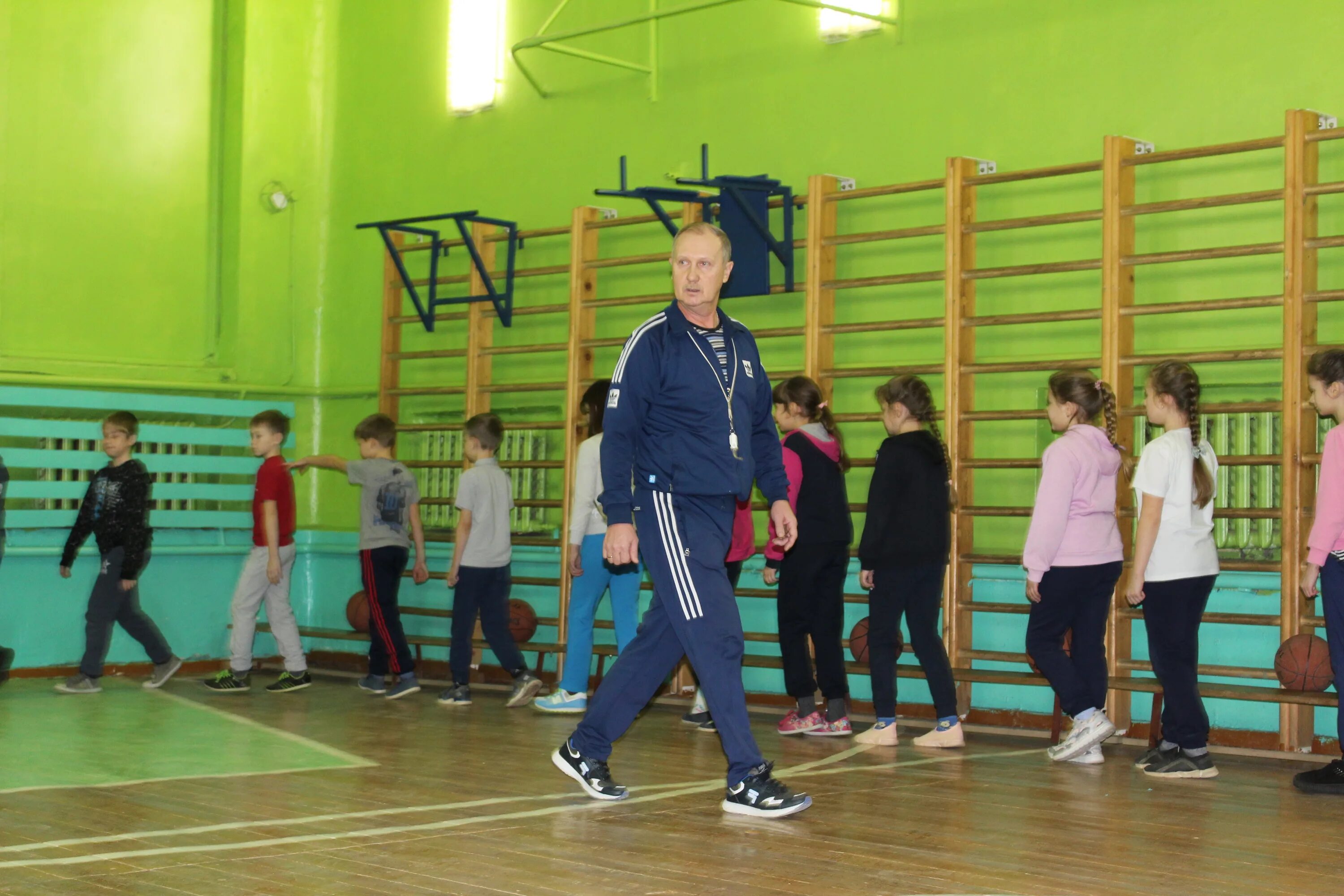 тренер по физкультуре. физическая культура в школе. физрук в школе. тренер физкультуры. физкультура в школе.