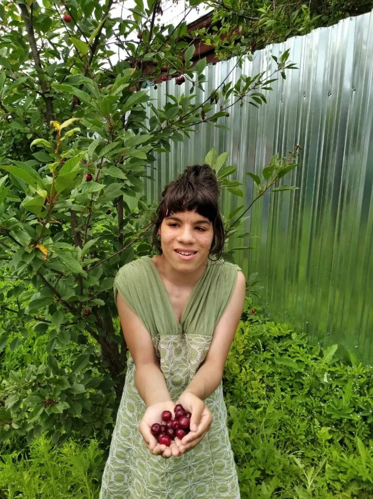 Дети с умственными отклонениями. Полина лысенкова волгоград. Умственно отсталая девушка. Умственно отсталая девочка. Умственно отсталые девочки.