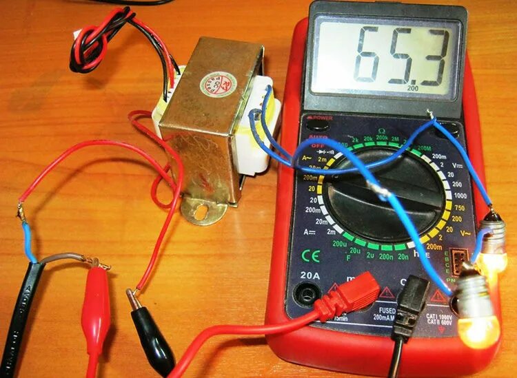Прозвонить трансформатор мультиметром. Сопротивление первичной обмотки трансформатора 220в на 12в. Мультиметр измерение сопротивления трансформатора. Мультиметр измерение сопротивления трансформатора. Измерение напряжения трансформатора мультиметром.